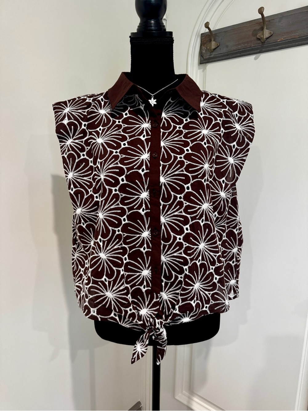 Marc New York Burgundy and White Floral Tie-Hem Sleeveless Button-Up Top